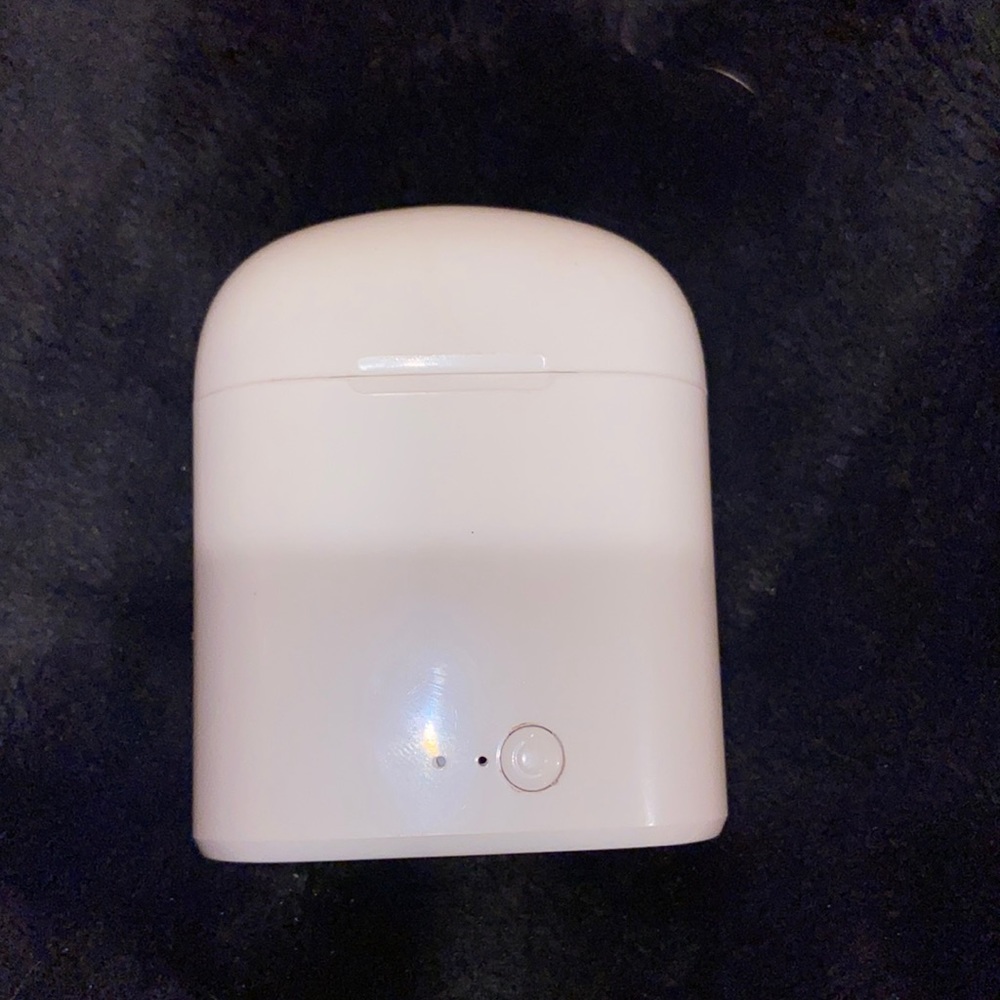 FAKE “AirPods”